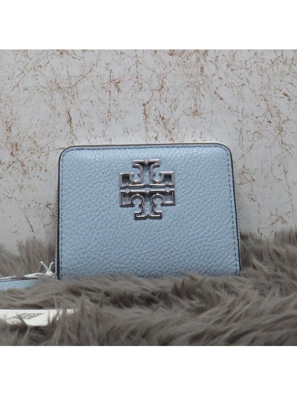 Tory Burch NWT Britten Mist Blue Pebbled Leather Compact Wallet with Silver Logo